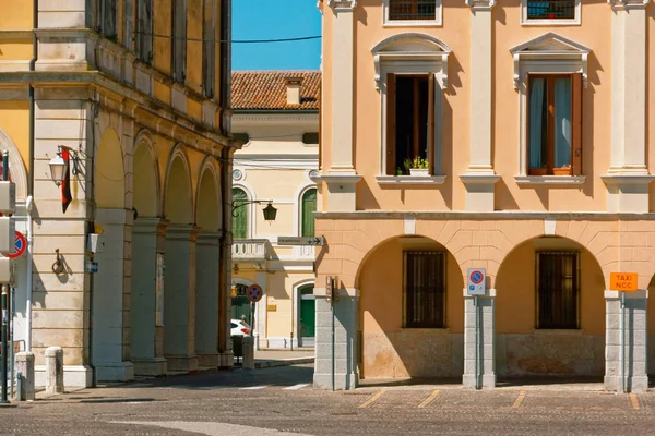 イタリア モンタニャーナ 2018 市内の通りの美しい建物 — ストック写真