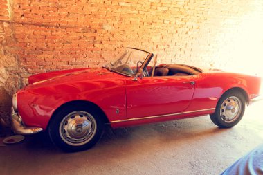 Montagnana, İtalya 27 Ağustos 2018: Retro araba Alfa Romeo Cabrio 1961 ode yayın