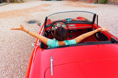 Montagnana, İtalya 27 Ağustos 2018: Retro arabayı Alfa Romeo Cabrio 1961 ode yayın kullanan kız
