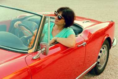 Montagnana, İtalya 27 Ağustos 2018: Retro arabayı Alfa Romeo Cabrio 1961 ode yayın kullanan kız