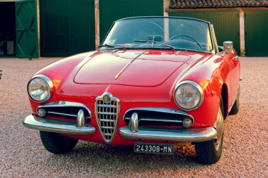Montagnana, İtalya 27 Ağustos 2018: Retro araba Alfa Romeo Cabrio 1961 ode yayın