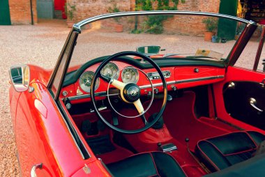 Montagnana, İtalya 27 Ağustos 2018: Retro araba Alfa Romeo Cabrio 1961 ode yayın