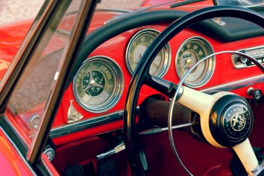 Montagnana, İtalya 27 Ağustos 2018: Retro araba Alfa Romeo Cabrio 1961 ode yayın