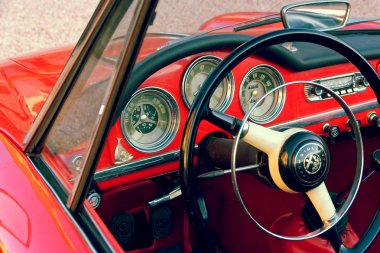 Montagnana, İtalya 27 Ağustos 2018: Retro araba Alfa Romeo Cabrio 1961 ode yayın