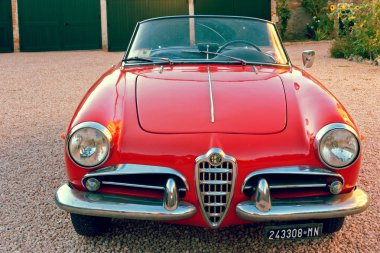 Montagnana, İtalya 27 Ağustos 2018: Retro araba Alfa Romeo Cabrio 1961 ode yayın