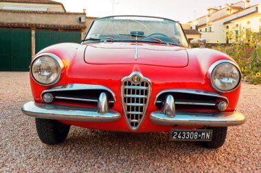 Montagnana, İtalya 27 Ağustos 2018: Retro araba Alfa Romeo Cabrio 1961 ode yayın