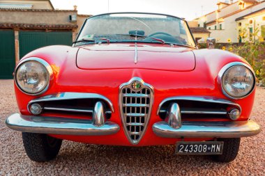 Montagnana, İtalya 27 Ağustos 2018: Retro araba Alfa Romeo Cabrio 1961 ode yayın