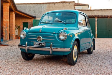Montagnana, İtalya 27 Ağustos 2018 Retro Araba Fiat 600 1955 yayın