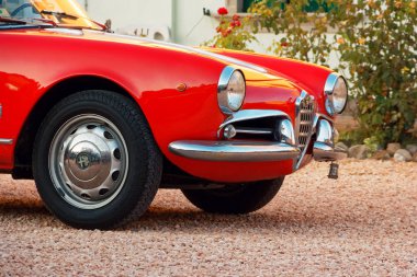 Montagnana, İtalya 27 Ağustos 2018: Retro araba Alfa Romeo Cabrio 1961 ode yayın