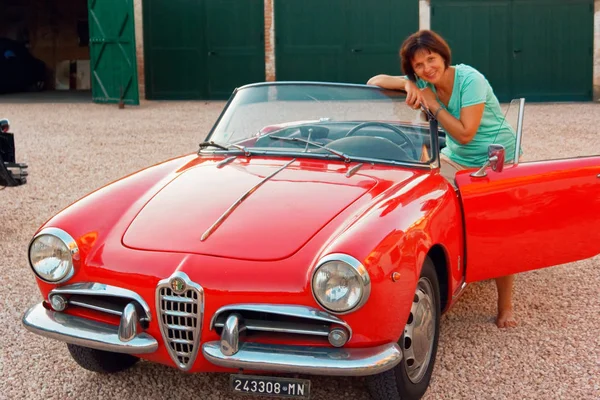 Montagnana Italia Agosto 2018 Girl Driving Retro Car Alfa Romeo — Foto de Stock