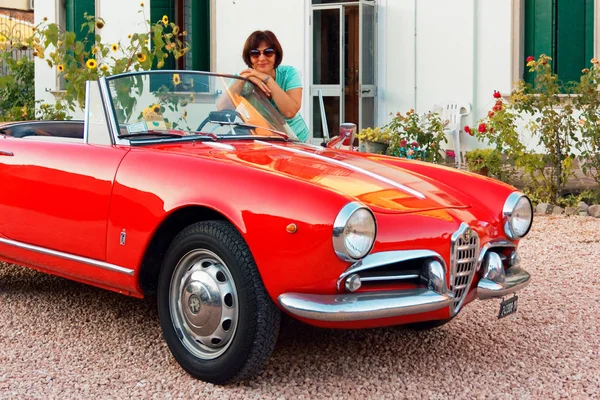 Montagnana Italien August 2018 Girl Driving Retro Car Alfa Romeo — Stockfoto