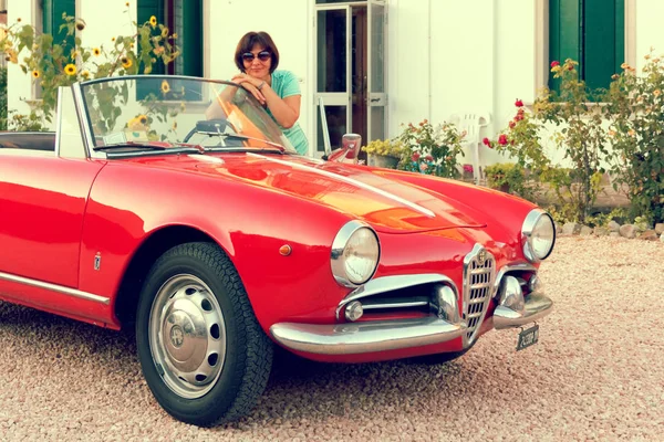 Montagnana Italien August 2018 Girl Driving Retro Car Alfa Romeo — Stockfoto