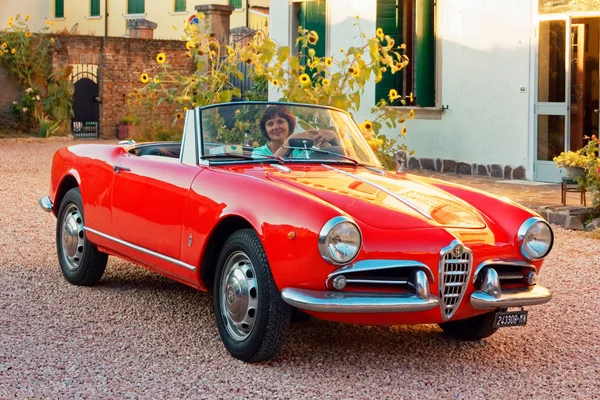 Montagnana Italia Agosto 2018 Girl Driving Retro Car Alfa Romeo — Foto de Stock