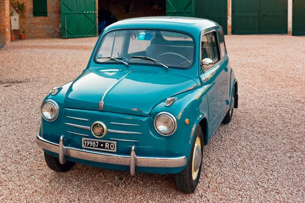 Montagnana, italien 27. august 2018: retro auto fiat 600 1955 freigabe. — Stockfoto