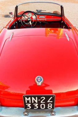Montagnana, İtalya 27 Ağustos 2018: Retro araba Alfa Romeo Cabrio 1961 ode yayın