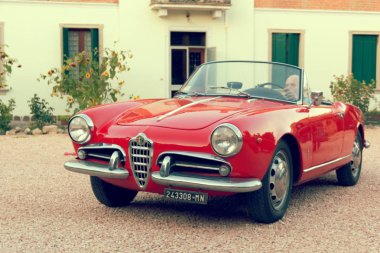 Montagnana, İtalya 27 Ağustos 2018: Retro araba Alfa Romeo Cabrio 1961 ode yayın