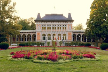 Bad Elster, Almanya 29 Ağustos 2018: Resort mimari topluluğu Bad Elster gölgeli bir park ile