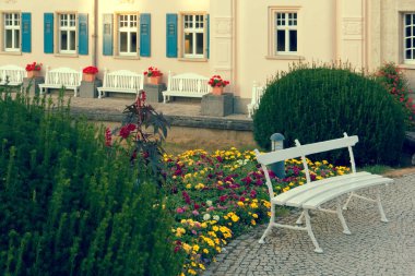 Bad Elster, Almanya 29 Ağustos 2018: Resort mimari topluluğu Bad Elster gölgeli bir park ile