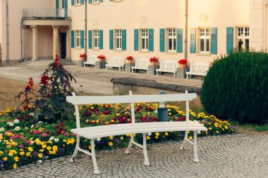 Bad Elster, Almanya 29 Ağustos 2018: Resort mimari topluluğu Bad Elster gölgeli bir park ile