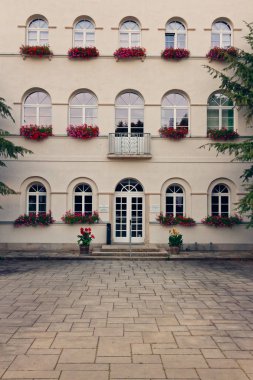 Bad Elster, Almanya 29 Ağustos 2018: Resort mimari topluluğu Bad Elster gölgeli bir park ile