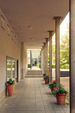 Bad Elster, Almanya 29 Ağustos 2018: Resort mimari topluluğu Bad Elster gölgeli bir park ile