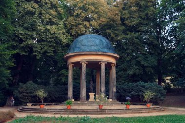 Bad Elster, Almanya 29 Ağustos 2018: Resort mimari topluluğu Bad Elster gölgeli bir park ile