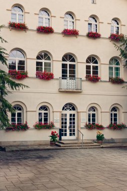 Bad Elster, Almanya 29 Ağustos 2018: Resort mimari topluluğu Bad Elster gölgeli bir park ile