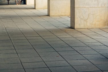 beyaz kare sütun bir şehir parkı