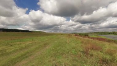 güzel bir manzara üzerinde gökyüzünde bulutlar hareketi.