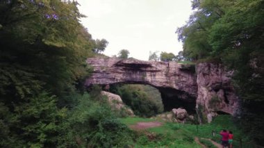 Verona, İtalya 20 Ağustos 2018: Ponte Di Veja, doğal köprü. Lessinia, Veneto İtalya.