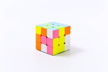 Beyaz arka plan izole çok renkli küp bulmaca