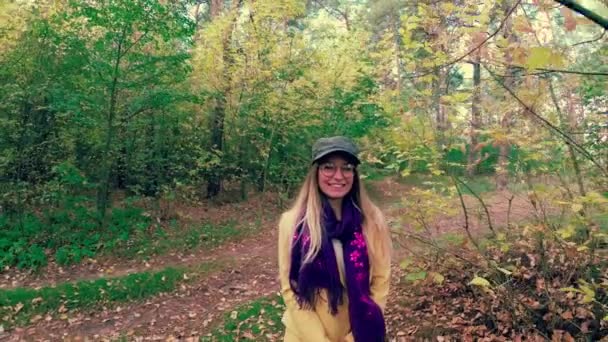 Ragazza Piedi Autunno Colorato Bella Foresta — Video Stock