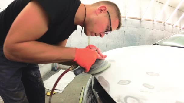 Jeune Homme Répare Les Voitures Dans Garage — Video