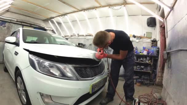 年轻人修理汽车在车库 — 图库视频影像