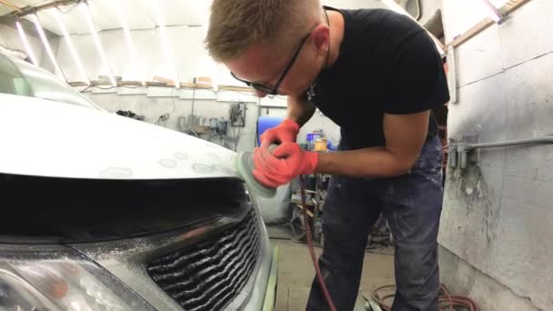 Νεαρός Άνδρας Επισκευάζει Αυτοκίνητα Στο Γκαράζ — Αρχείο Βίντεο