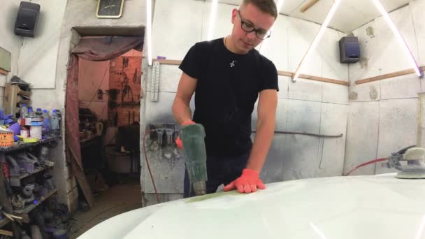 Молодой Человек Ремонтирует Автомобили Гараже — стоковое видео