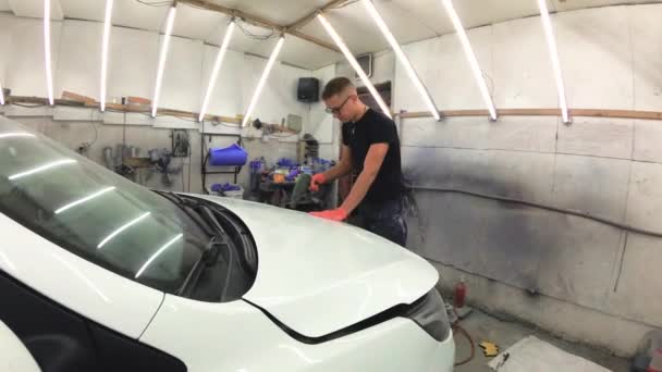 Młody Człowiek Naprawia Samochody Garażu — Wideo stockowe