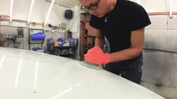 Ung Man Reparerar Bilar Garaget — Stockvideo