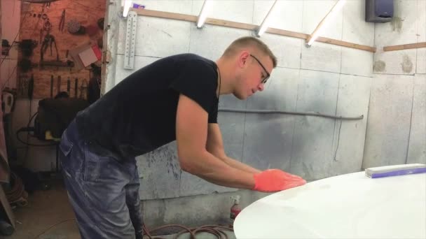 Jongeman reparaties auto's in de garage. — Stockvideo