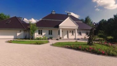 Varşova, Polonya 1 Ağustos 2018: Varşova yakınlarındaki pitoresk bir konumda güzel bir ev.