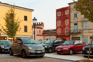 Verona, İtalya-Ağustos 5, 2018: Colonia köyü Veneto. Güzel sokak akşam retro evleriyle.
