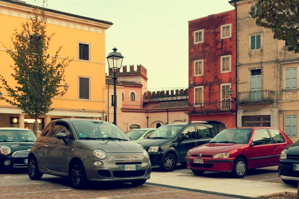 Verona, Italia-5 agosto 2018: Borgo di Colonia Veneto. Bella strada con case retrò la sera . — Foto Stock