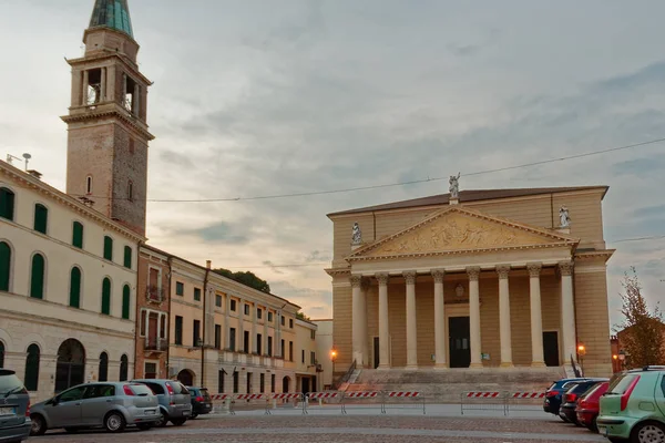 Βερόνα, Ιταλία-Αύγουστος 5, 2018: Χωριό της Colonia Veneto. Γραναδα ρετρό σπίτια το βράδυ. — Φωτογραφία Αρχείου