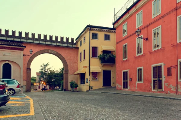Verona, Italië-augustus 5, 2018: Dorp van Colonia Veneto. Mooie straat met retro huizen in de avond. — Stockfoto
