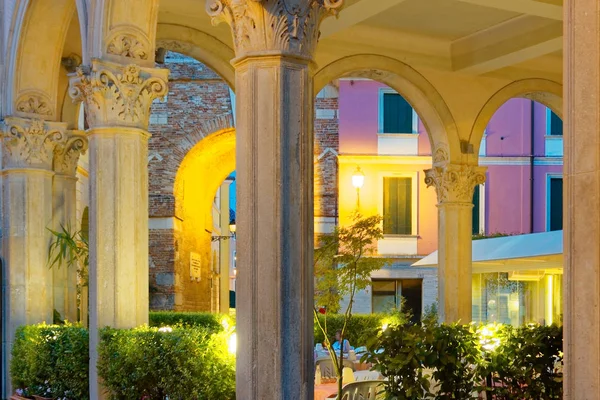 Verona, Italia-5 de agosto de 2018: Pueblo de Colonia Veneto. Hermosa calle con casas retro por la noche . — Foto de Stock