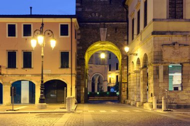 Verona, İtalya-Ağustos 5, 2018: Colonia köyü Veneto. Güzel sokak akşam retro evleriyle