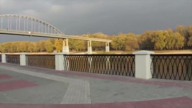 Gomel, Belarus - 21 Ekim 2018: city quay sonbaharda zaman zaman.