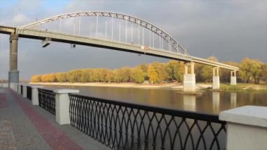 Gomel, Belarus - 21 Ekim 2018: city quay sonbaharda zaman zaman.