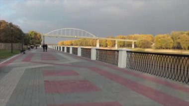 Gomel, Belarus - 21 Ekim 2018: city quay sonbaharda zaman zaman.