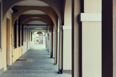 Montagnana, İtalya 6 Ağustos 2018: Güzel bir şehir ile yaya kemerler sokak